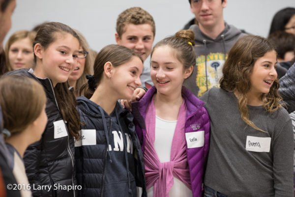 girls volunteering on Thanksgiving