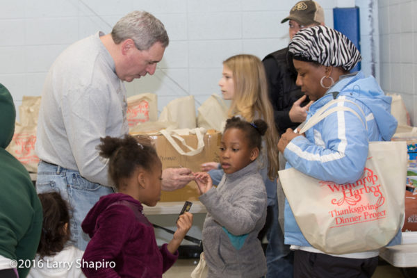volunteers help others at thanksgiving