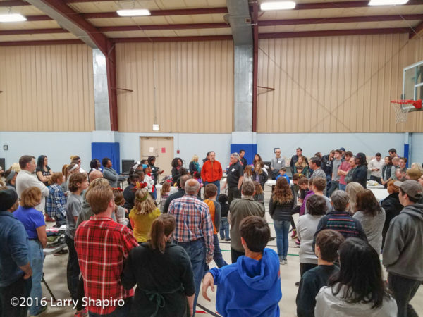 volunteers at Thanksgiving serves dinner